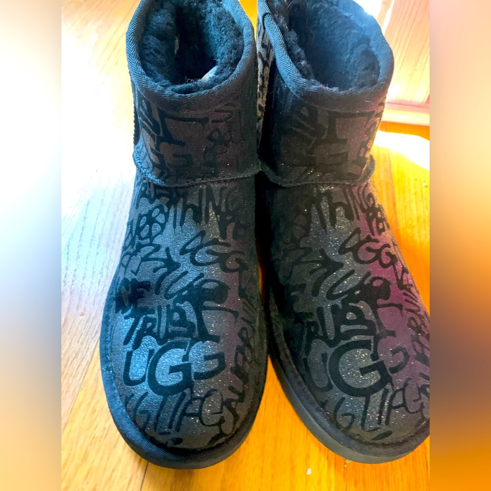 Ugg Black Grafitti Boots!